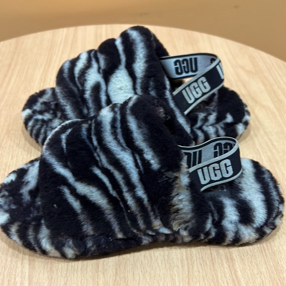 K fluff yeah slide zebra UGG size 2 Female Child